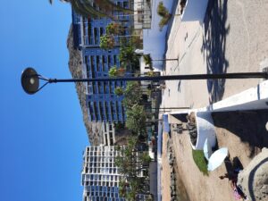 The pedestrian promenade that borders the Aquamarina beach is illuminated again, since the removed streetlights were no longer working due to their marked deterioration. The Mogán City Council has installed 24 photovoltaic streetlights on the pedestrian promenade of Aquamarina beach. 39.162 euros have been invested and is financed by the Gran Canaria Tourist Board and the Consistory for the execution of the Strategy for the Improvement of Public Space on the island.